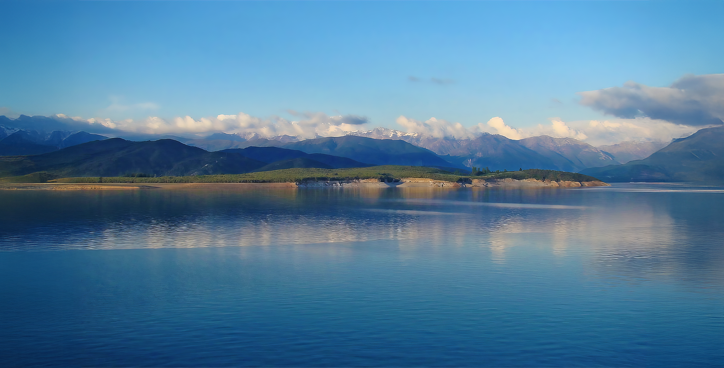 Vista panorámica del Lago Colbún con montañas
